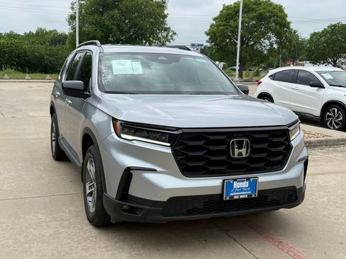 Used 2025 Honda Pilot Sport image 8