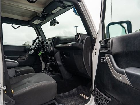 Used 2018 Jeep Wrangler Unlimited Sport S AWD/4WD image 11