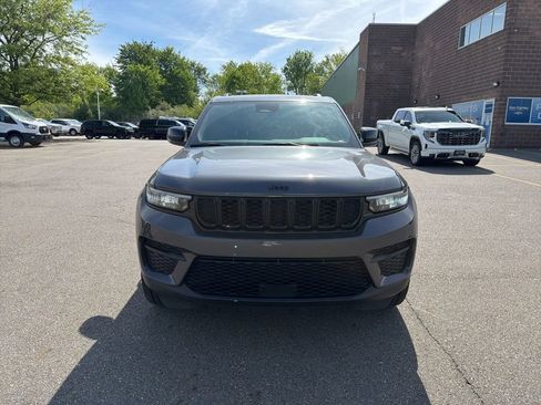 Used 2023 Jeep Grand Cherokee Altitude AWD/4WD image 4