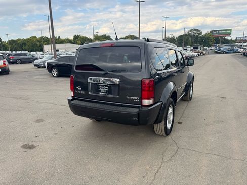 Used 2011 Dodge Nitro SXT image 3