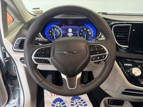 Used 2024 Chrysler Pacifica Touring-L FWD image 29