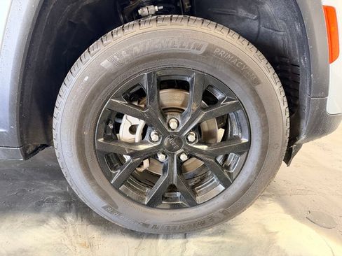 Used 2024 Jeep Grand Cherokee Altitude AWD/4WD image 23