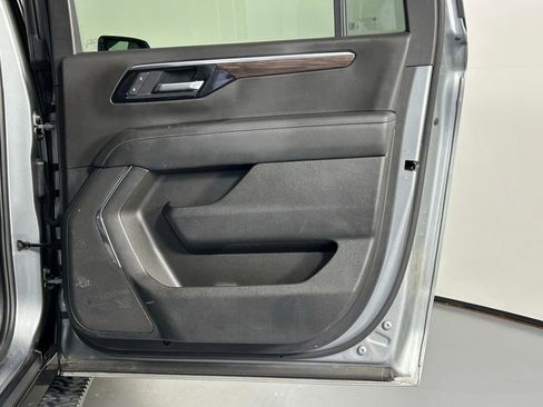 Used 2025 Chevrolet Suburban Z71 AWD/4WD image 13