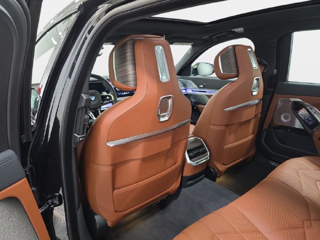 Certified 2025 BMW 760i xDrive AWD/4WD image 10