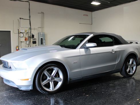Used 2010 Ford Mustang GT RWD image 6