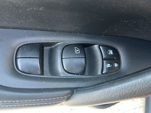 Used 2016 Nissan Rogue S image 18