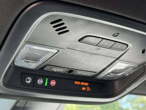 Used 2023 Chevrolet Traverse LT FWD image 34
