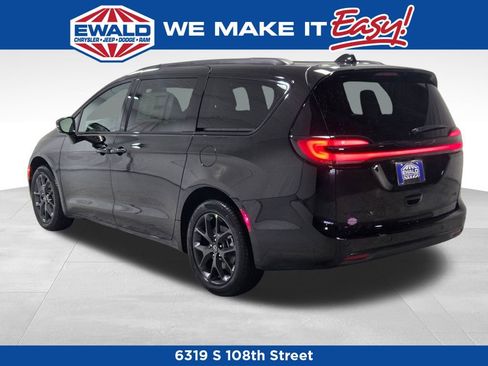 New 2026 Chrysler Pacifica Select w/ S Appearance Package image 17