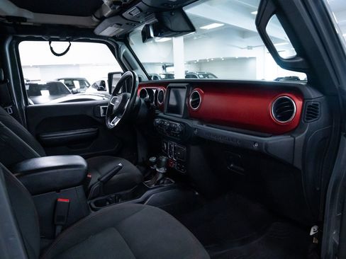 Used 2019 Jeep Wrangler Unlimited Rubicon w/ Dual Top Group AWD/4WD image 24