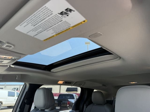 Used 2025 Toyota Sienna XLE FWD image 26