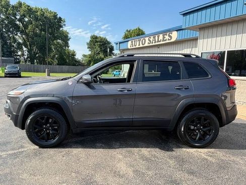 Used 2018 Jeep Cherokee Trailhawk AWD/4WD image 4