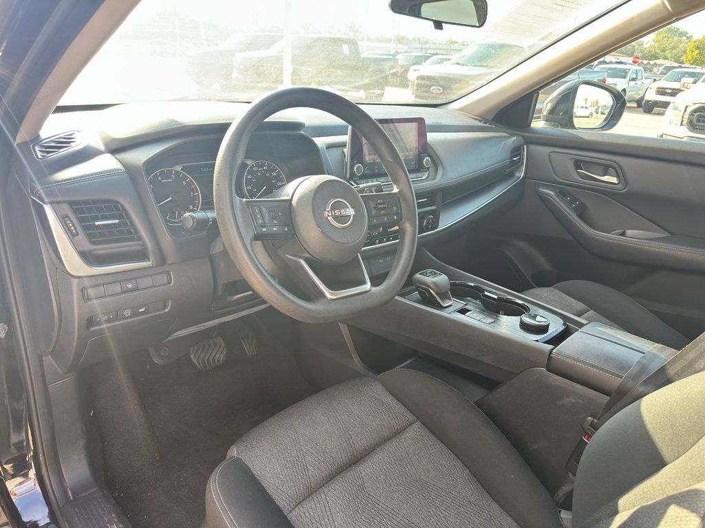 Used 2024 Nissan Rogue SV AWD/4WD image 2