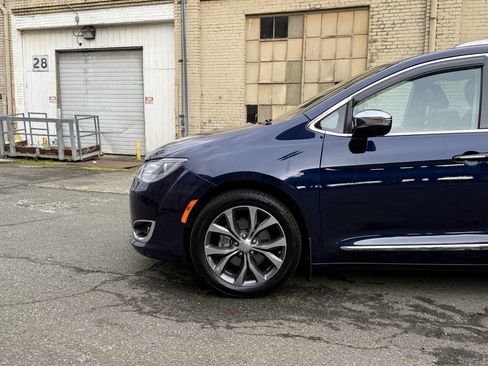 Used 2017 Chrysler Pacifica Limited w/ Tire & Wheel Group image 22