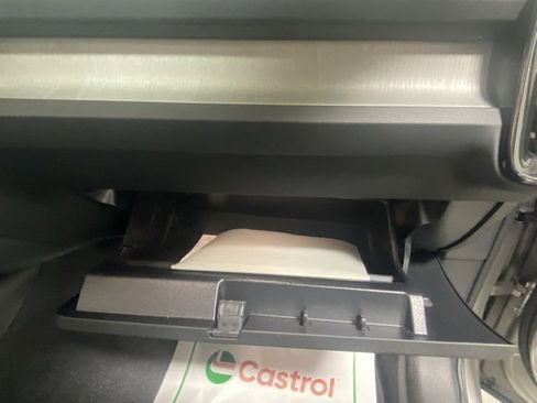 Used 2025 Volvo XC40 B5 Plus image 30