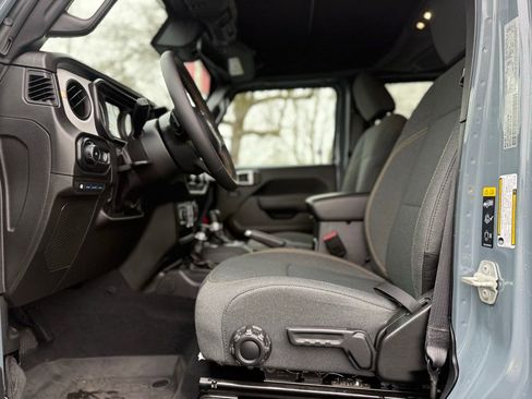 Used 2024 Jeep Wrangler Unlimited image 11