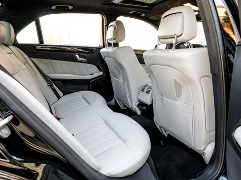 Used 2013 Mercedes-Benz E 550 4MATIC Sedan image 36