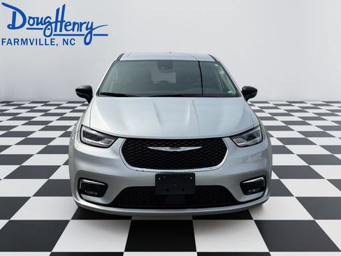Used 2024 Chrysler Pacifica Limited FWD image 8