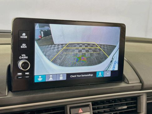Used 2025 Honda Pilot Touring image 17