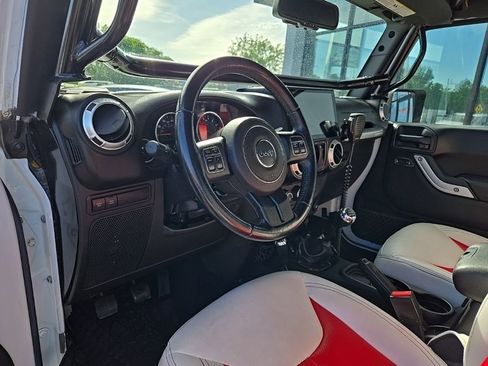 Used 2017 Jeep Wrangler Rubicon w/ Power Convenience Group AWD/4WD image 34
