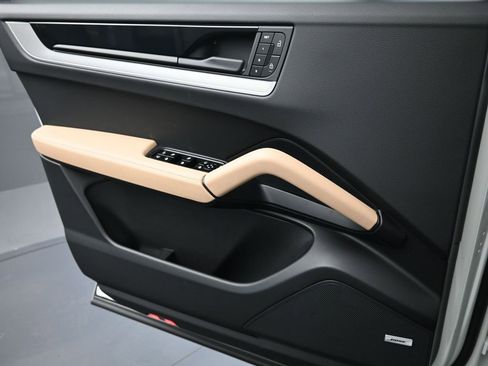 Certified 2025 Porsche Cayenne E-Hybrid w/ Premium Package Plus image 26