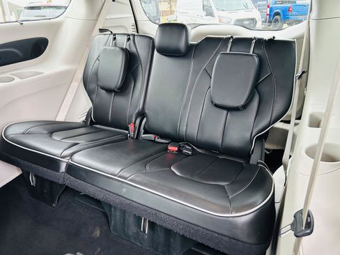 Used 2023 Chrysler Pacifica Limited image 29