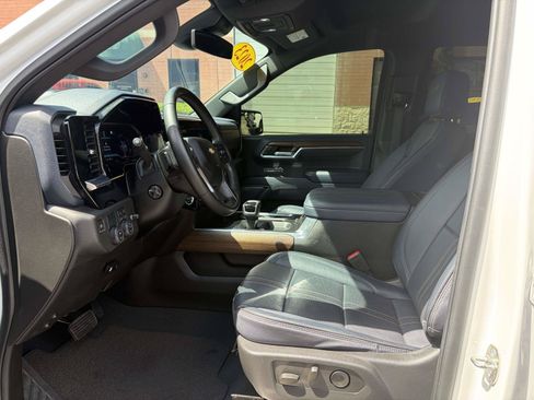 Used 2023 Chevrolet Silverado 1500 High Country RWD image 4