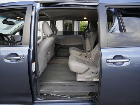 Used 2017 Toyota Sienna XLE Premium FWD image 25
