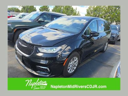 Used 2025 Chrysler Pacifica Select