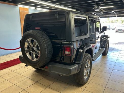 Used 2019 Jeep Wrangler Unlimited Sahara AWD/4WD image 4