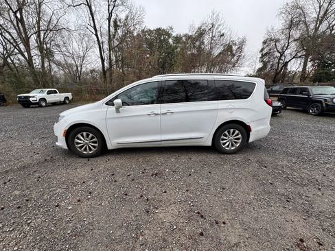 Used 2019 Chrysler Pacifica Touring-L image 5