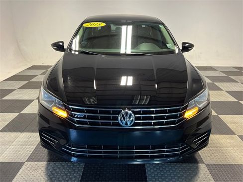 Used 2018 Volkswagen Passat 2.0T R-Line image 2