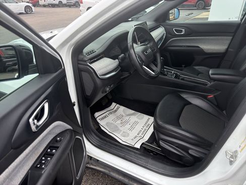 Used 2024 Jeep Compass Latitude image 9