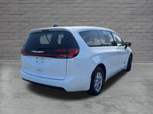 Used 2024 Chrysler Pacifica Touring-L FWD image 7