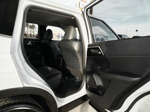 Used 2024 Mitsubishi Outlander SE image 17