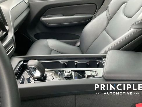 Certified 2025 Volvo XC60 B5 Core image 14