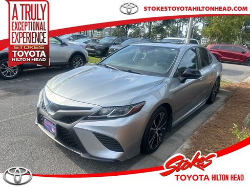 Used 2020 Toyota Camry SE FWD image 1