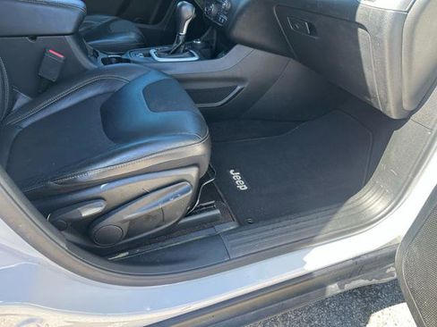 Used 2018 Jeep Cherokee Latitude Plus image 11