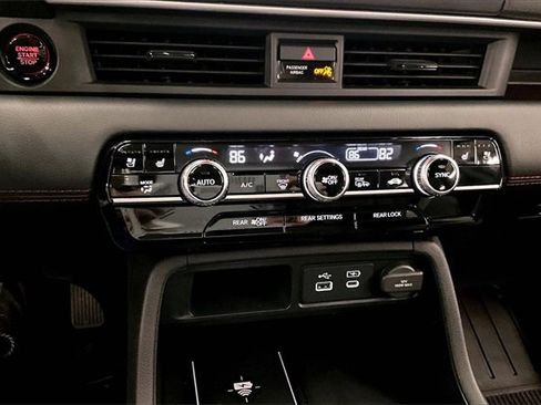 Used 2025 Honda Pilot Black Edition image 29