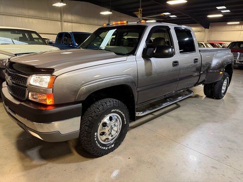 Used 2005 Chevrolet Silverado 3500 LT w/ Heavy-Duty Power Package AWD/4WD image 4
