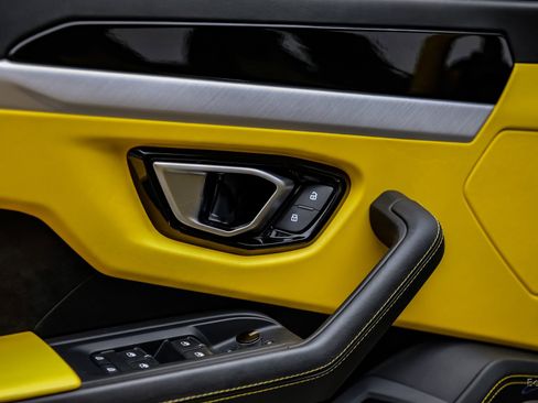 Used 2021 Lamborghini Urus AWD/4WD image 92