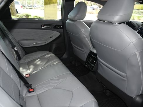 Used 2020 Toyota Avalon Limited image 21