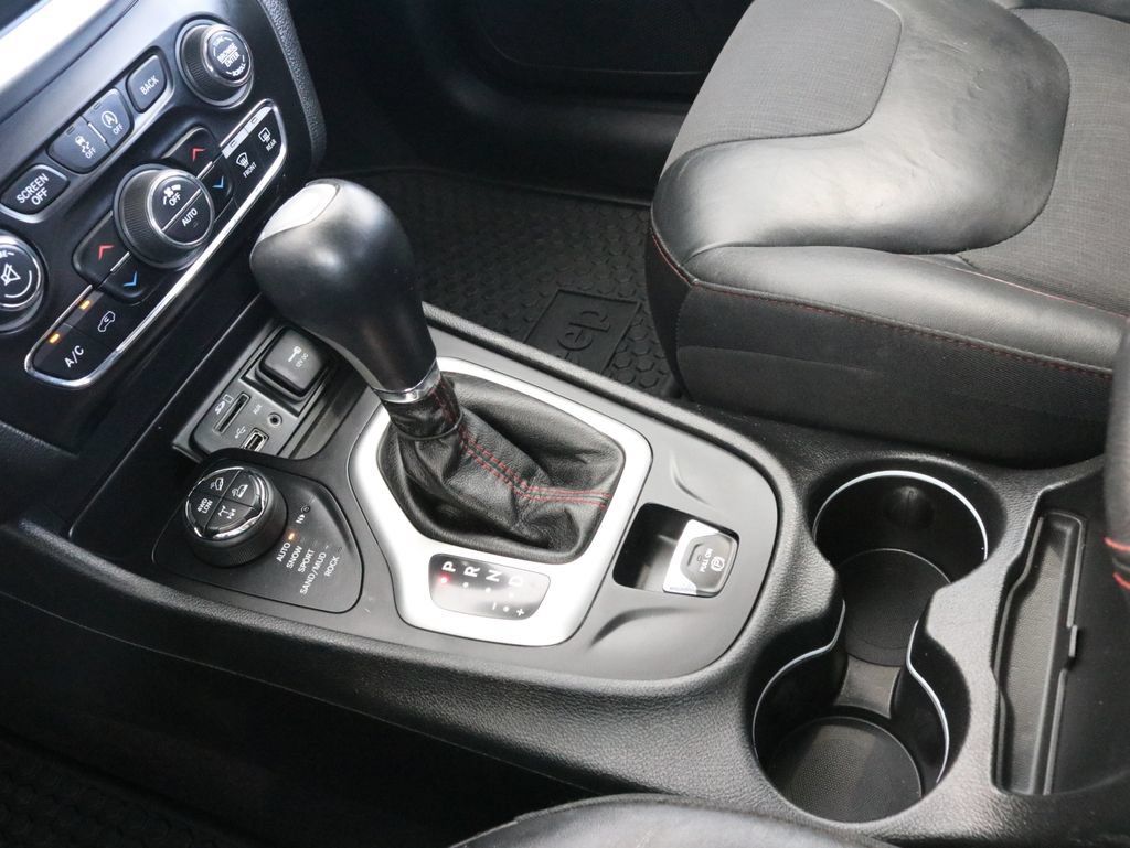 Used 2018 Jeep Cherokee Trailhawk AWD/4WD image 18