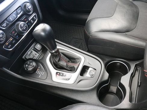 Used 2018 Jeep Cherokee Trailhawk AWD/4WD image 18
