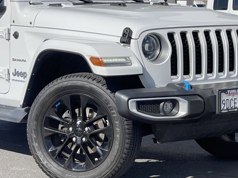 Used 2023 Jeep Wrangler Unlimited Sahara w/ Cold Weather Group AWD/4WD image 5