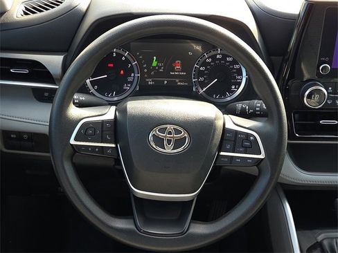Used 2023 Toyota Highlander L image 14