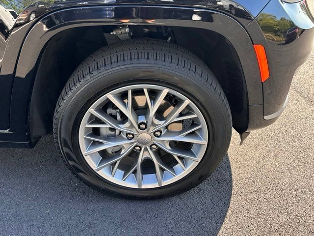 Used 2023 Jeep Grand Cherokee L Summit w/ Advanced Protech Group IV AWD/4WD image 16