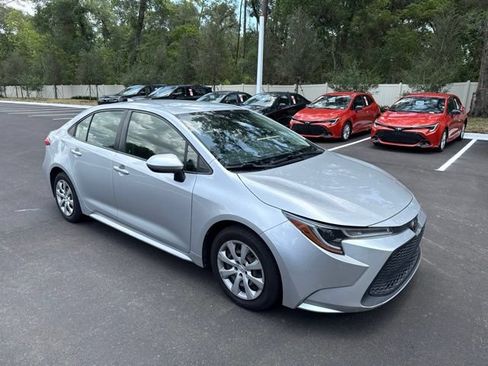Used 2022 Toyota Corolla LE FWD image 3