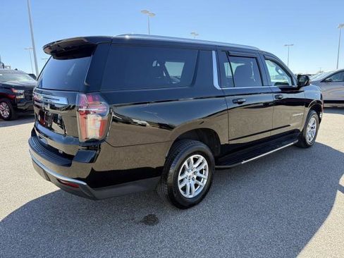 Used 2022 Chevrolet Suburban LT w/ Luxury Package image 8