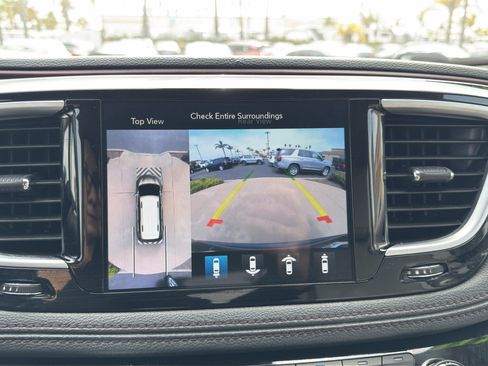 Used 2020 Chrysler Pacifica Limited w/ Advanced Safetytec Group FWD image 18