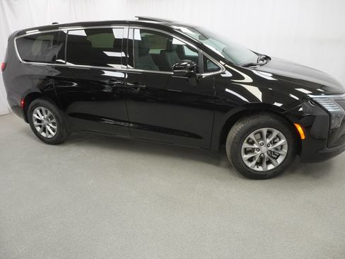 New 2027 Chrysler Pacifica Select AWD/4WD image 9
